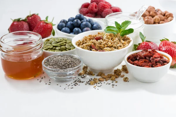 Продукти для здорового харчування та сніданок на білому столі — стокове фото