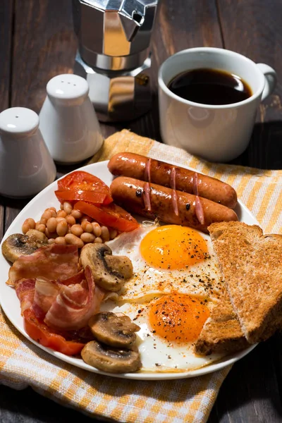 Ovos fritos com bacon, salsichas e legumes para o café da manhã — Fotografia de Stock