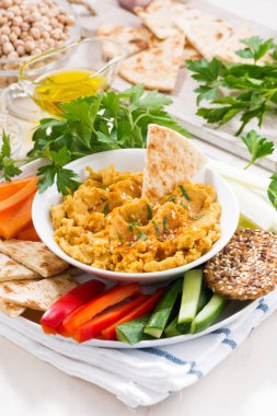 geleneksel Arapça sos humus taze sebze ile 