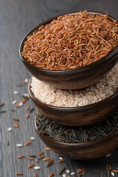 Czerwony, dzikie i różowy ryż w misce, widok z góry — Zdjęcie stockowe