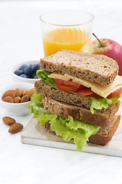 Školní oběd s sendvič celozrnný chléb, vertikální — Stock fotografie