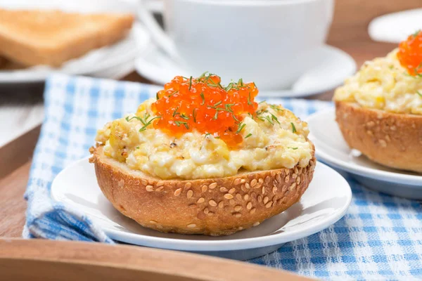 Scramble eggs on a bun for breakfast — Stock Photo, Image