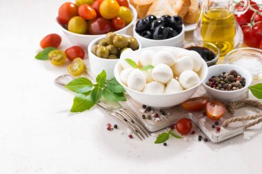 Beyaz arka plan üzerinde mozzarella salatası için malzemeler