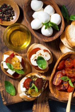 İtalyan antipasti kesme tahtası, closeup Üstten Görünüm