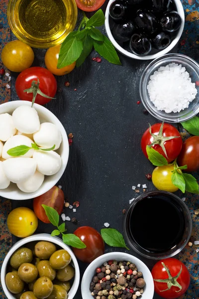 Ingredienser för sallad med mozzarella, vertikal — Stockfoto