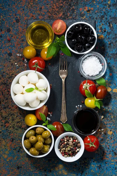 Mozzarella peyniri, konsept fotoğraf salatası hazırlık için malzemeler