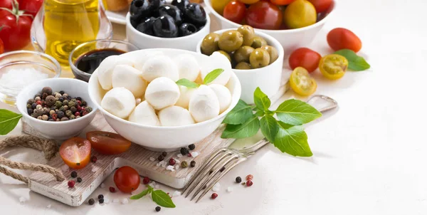 Ingredientes para salada com mussarela sobre fundo branco — Fotografia de Stock