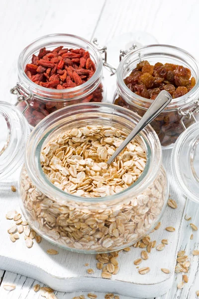 yulaf gevreği ve kurutulmuş meyveler kahvaltıda, üstten görünüm