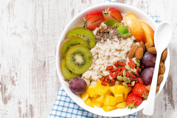 Avena gachas de avena con frutas frescas y superalimentos — Foto de Stock