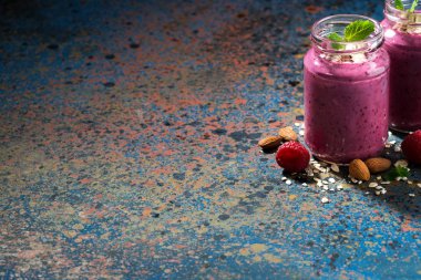 sağlıklı berry güler yüzlü bir şişe ve koyu mavi arka plan