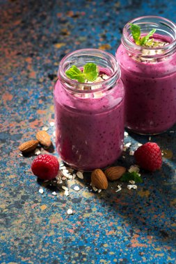 sağlıklı berry güler yüzlü bir şişe koyu arka plan üzerinde