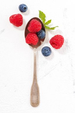 Kaşık çilek beyaz bir arka planda, closeup ile