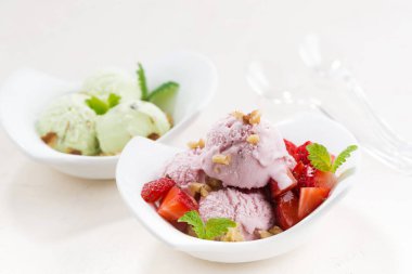 çilek ve fıstıklı dondurma