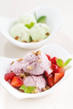 Beyaz masa, dikey çilek ve fıstıklı dondurma