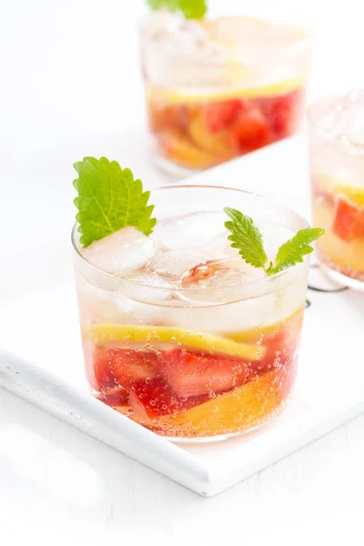 Limonade mit Erdbeere und Zitrone auf weißem Blech, senkrecht — Stockfoto