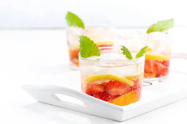 Lemonad med jordgubbar och citron på vit bricka — Stockfoto