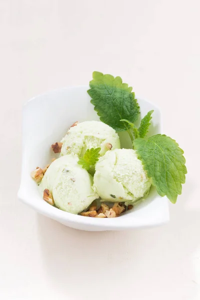 Gelato al pistacchio in ciotola, verticale — Foto Stock