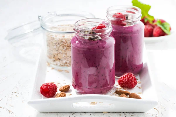 Raspberry smoothie with oatmeal and chocolate — Stock Photo, Image