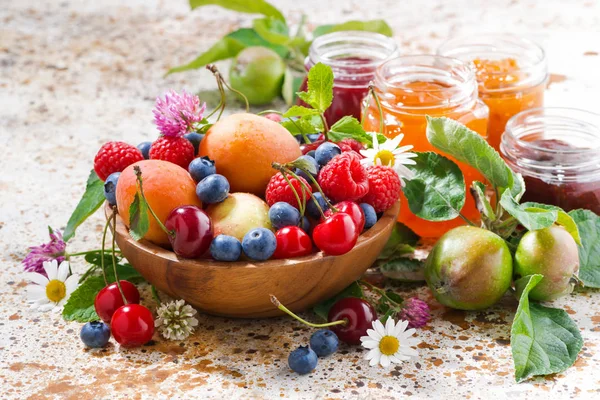 Seizoensgebonden fruit en bessen, jam — Stockfoto