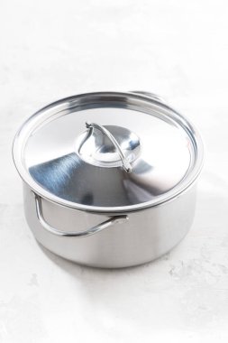 Beyaz bir arka planda, dikey metal tencere