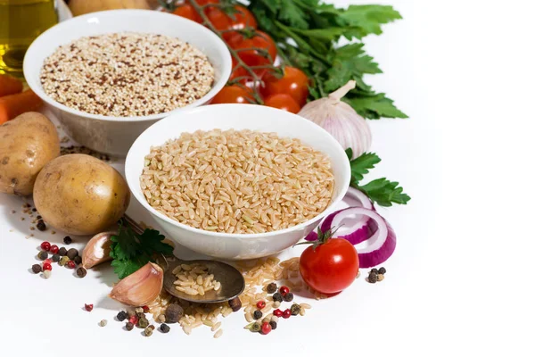 Kahverengi pirinç ve quinoa ve taze malzemeler için çorba — Stok fotoğraf