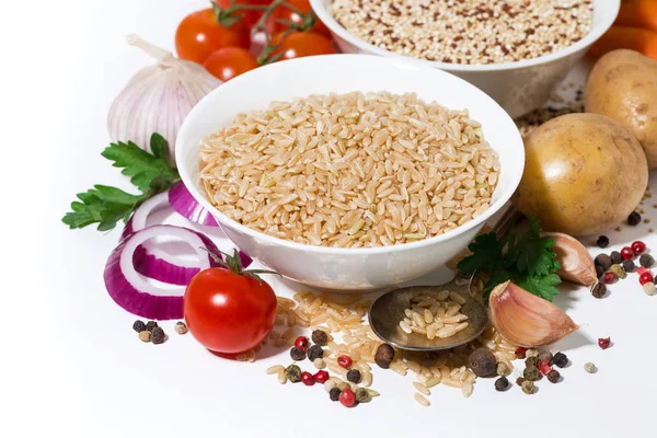 Bruine rijst en quinoa en ingrediënten voor soep, close-up — Stockfoto