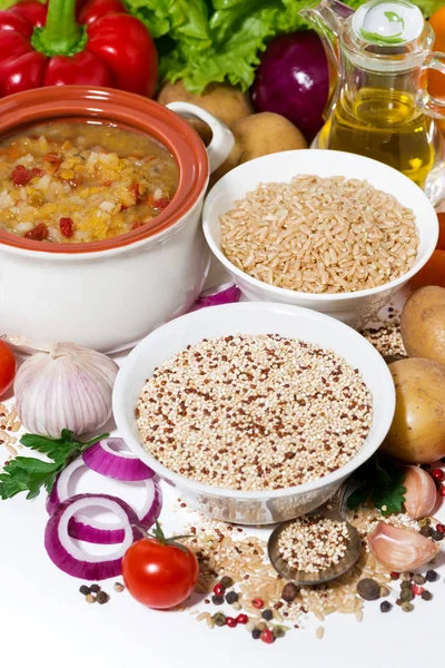 Kahverengi pirinç ve quinoa ve taze malzemeler için çorba, dikey — Stok fotoğraf