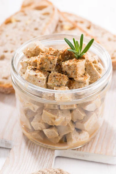 Marinated feta in a glass jar, closeup — Stock Photo, Image