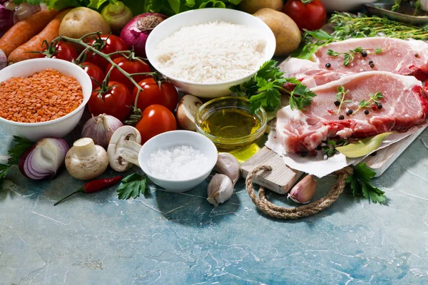 Et ve çorba mavi bir arka plan üzerinde yemek için taze gıdalar — Stok fotoğraf