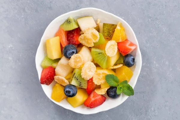 Tigela de salada de frutas frescas, vista superior — Fotografia de Stock