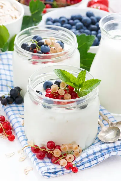 Yogurt con bayas y alimentos para el desayuno, vertical — Foto de Stock