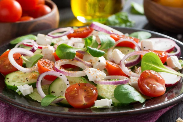 Salade de légumes avec fromage feta dans une assiette, gros plan — Photo