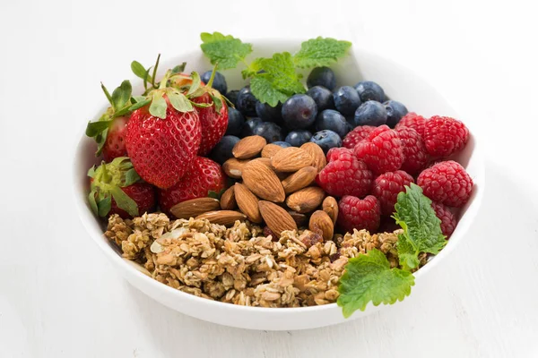 Frukost skål med färska bär, granola och mandel — Stockfoto