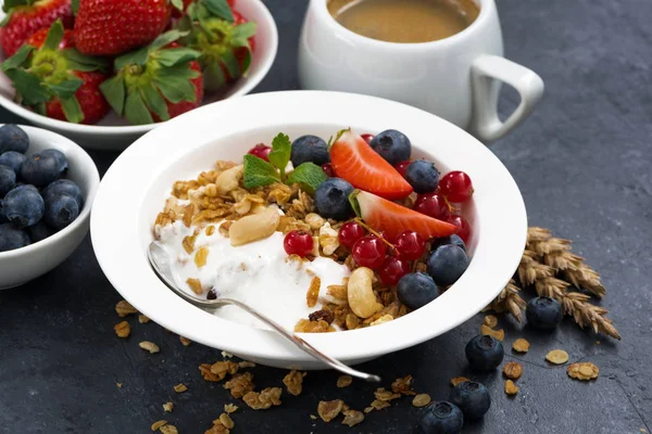 Muesli con bayas frescas y yogur para el desayuno — Foto de Stock
