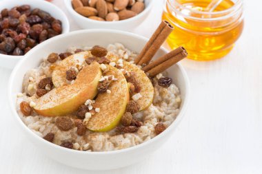 Yulaf ezmesi taze elma, Kuru üzüm, tarçın ve malzemeler 