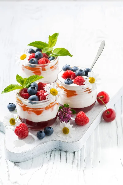 Postre dulce con mermelada, crema y fruta fresca — Foto de Stock