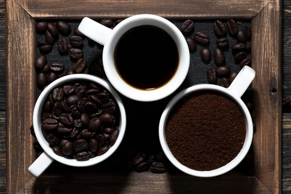 Tre typer av kaffe - marken, spannmål och dryck, ovanifrån — Stockfoto