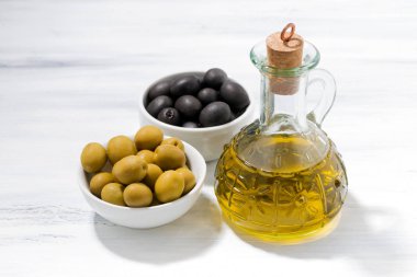 şişe zeytinyağı ve zeytin, üstten görünüm ile kase