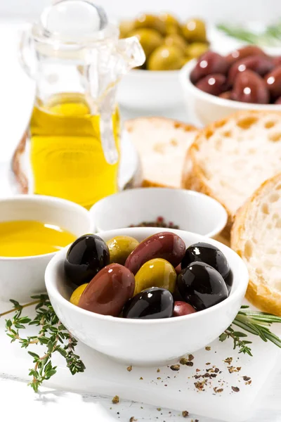 Aceitunas ecológicas frescas, especias y pan sobre fondo blanco —  Fotos de Stock