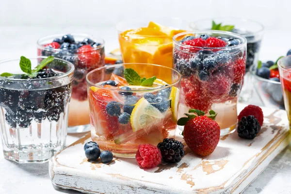 Napoje gazowane z jagodami i owocami — Zdjęcie stockowe