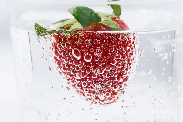 Kohlensäurehaltiges Wasser mit frischen Erdbeeren, Nahaufnahme — Stockfoto