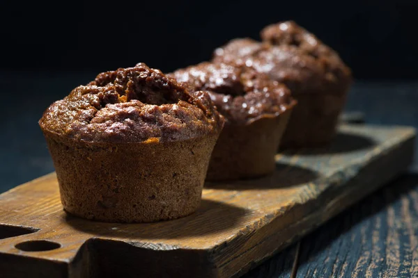 Muffins au chocolat sur une planche de bois — Photo