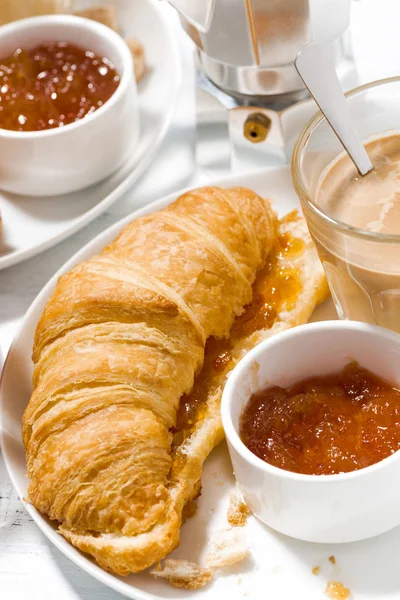Круассаны с джемом и кофе с молоком на завтрак — стоковое фото