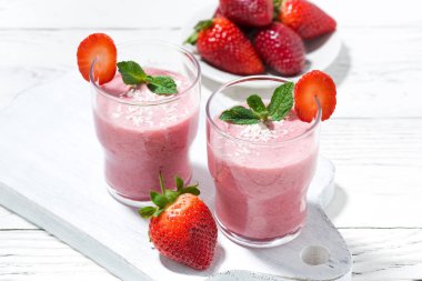 Çilekli milkshake, üstten görünüm yenileniyor