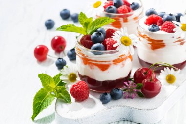 reçel ve krema beyaz tahta üzerinde ile şekerli tatlı