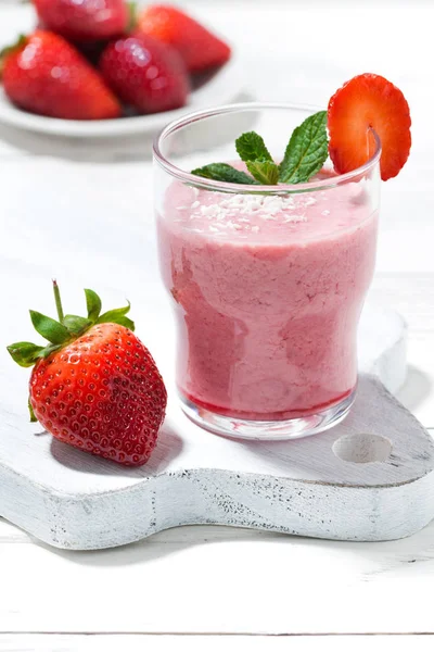 Glass of refreshing strawberry milkshake on white table — Stock Photo, Image