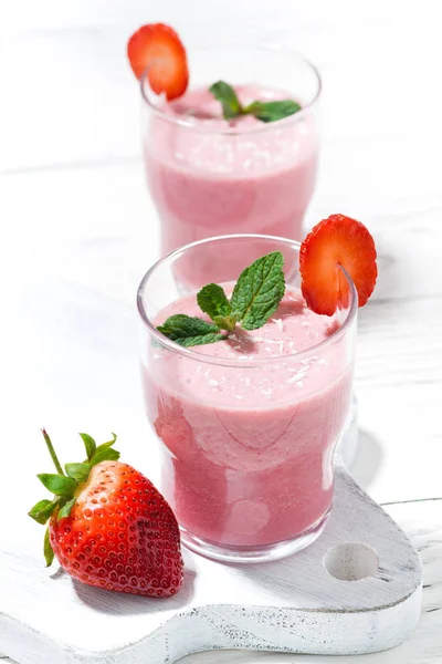 清凉草莓奶昔白色桌子上的眼镜 — 图库照片