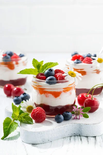Postre dulce con mermelada, crema y fruta fresca, primer plano vertical —  Fotos de Stock