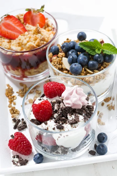 Sweet desserts with fresh berries in glasses, top view closeup — Stock Photo, Image