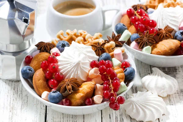 Sweets, cookies and berries for breakfast, closeup — Stock Photo, Image